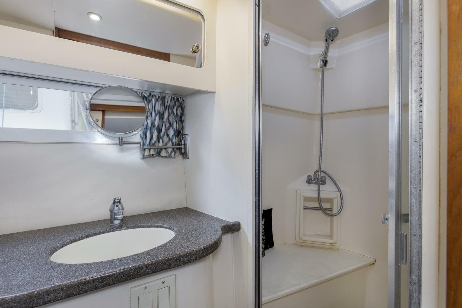 1997 Carver 445 Aft Cabin — photo 12