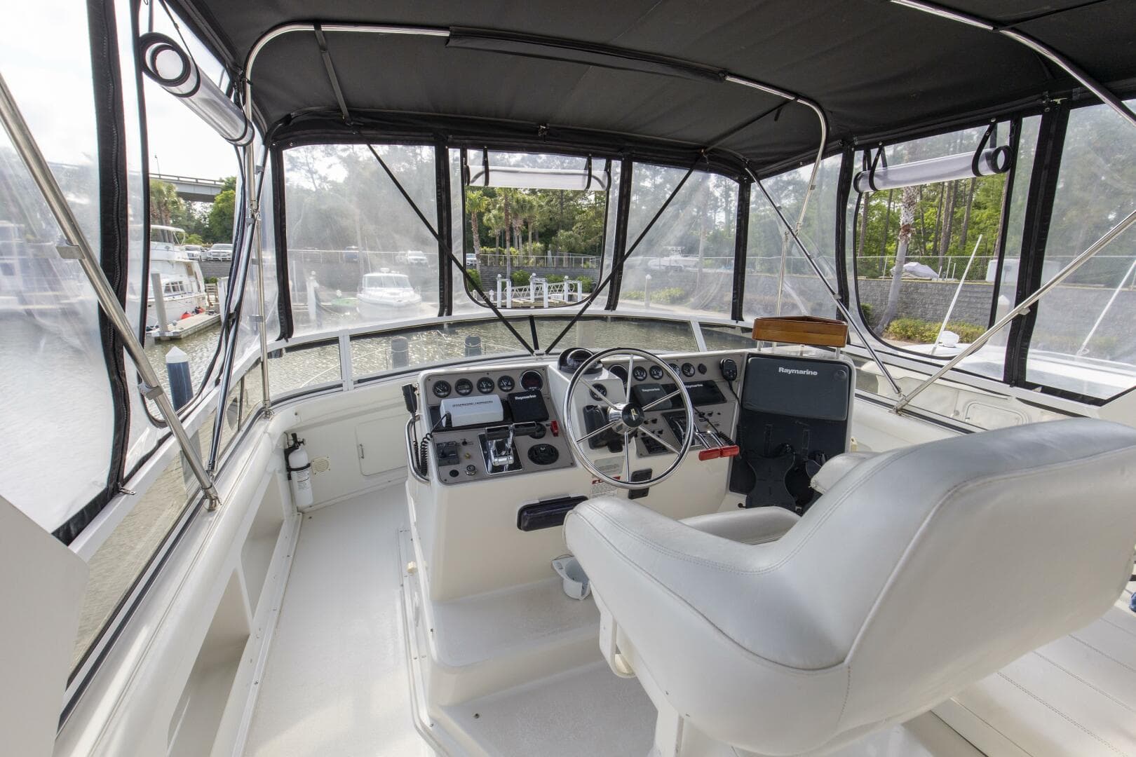 1997 Carver 445 Aft Cabin — photo 3
