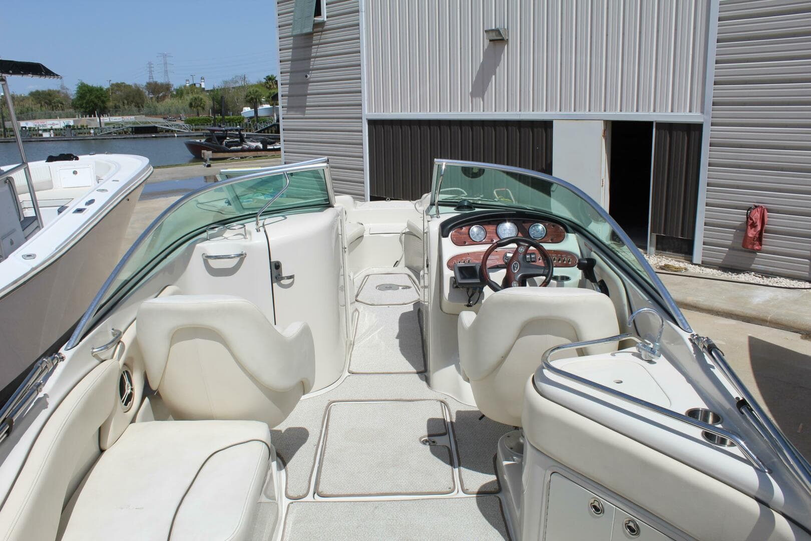 2008 Sea Ray 240 Sundeck — photo 2