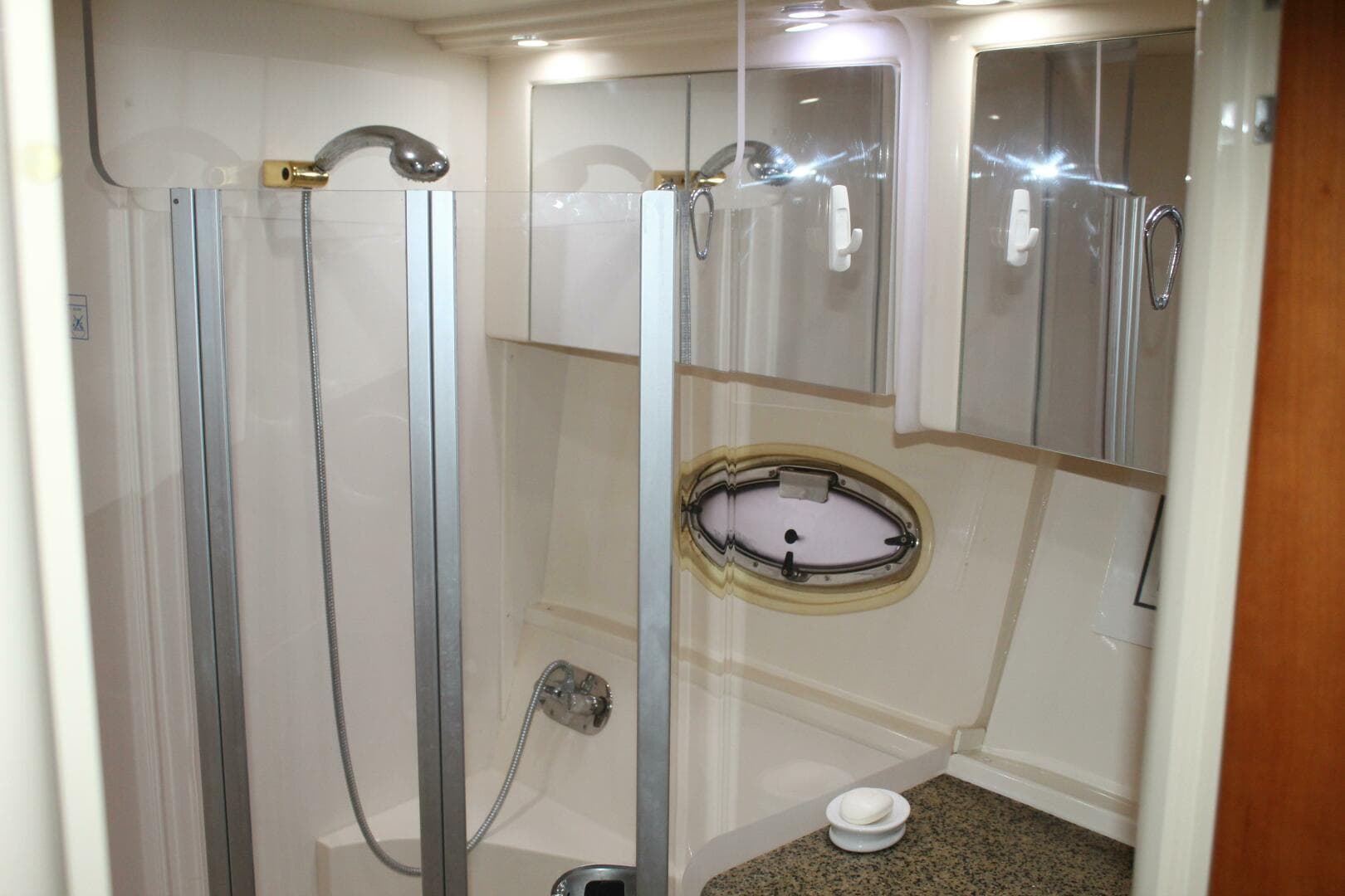 2004 Carver 360 Mariner — photo 19