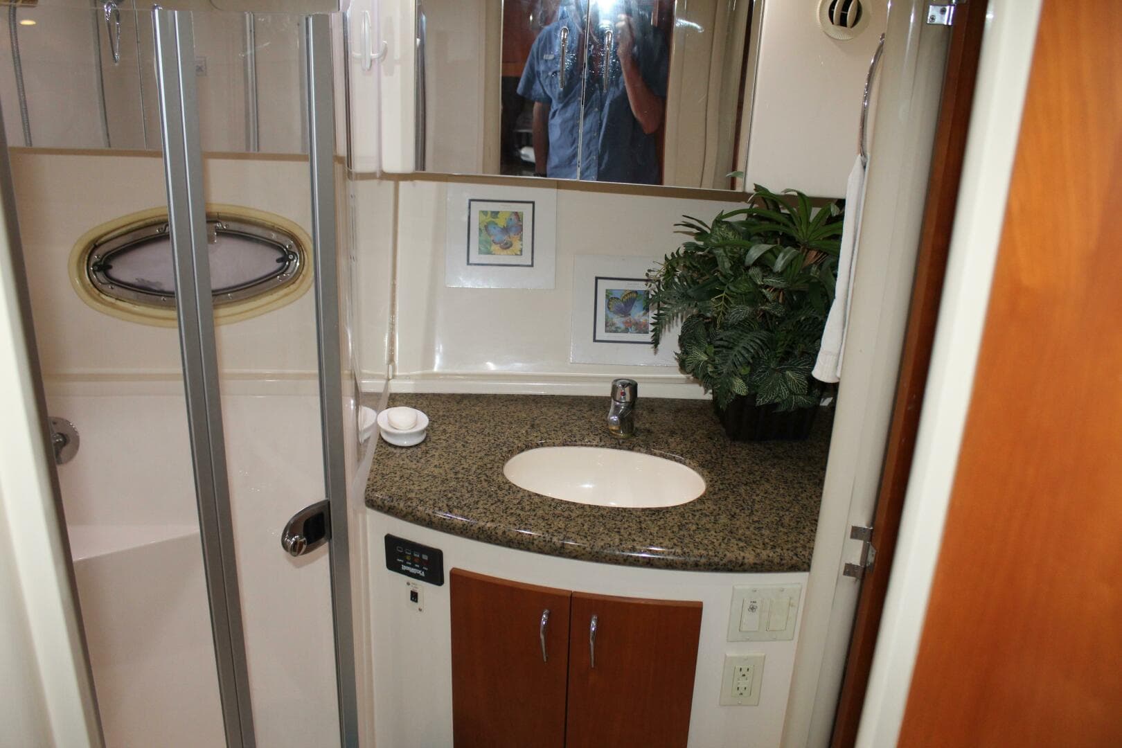 2004 Carver 360 Mariner — photo 17