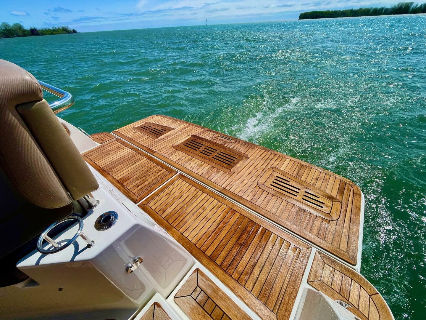 2017 Sea Ray 400 Sundancer — photo 17