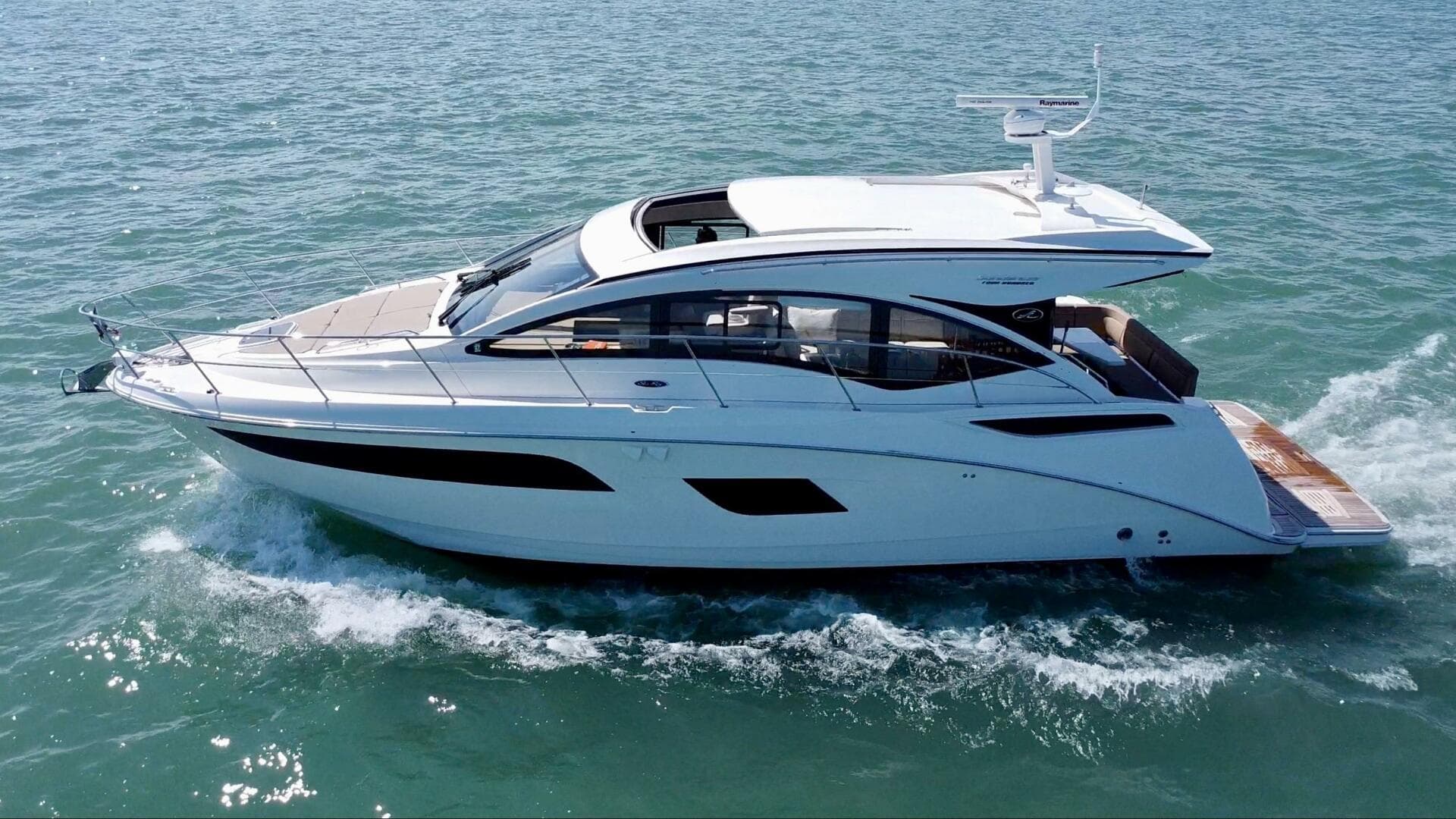 2017 Sea Ray 400 Sundancer — photo 15