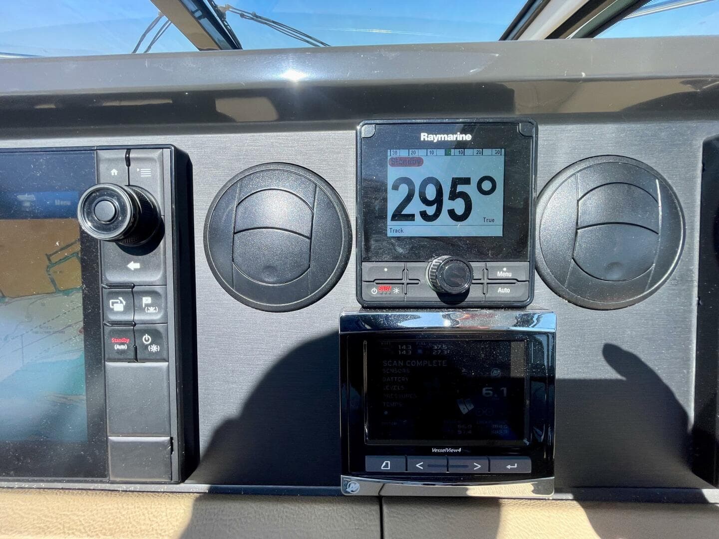 2017 Sea Ray 400 Sundancer — photo 42