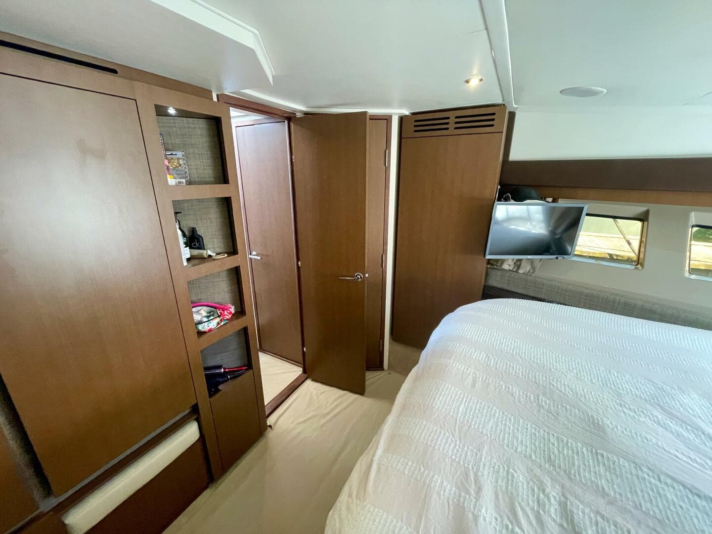 2017 Sea Ray 400 Sundancer — photo 52