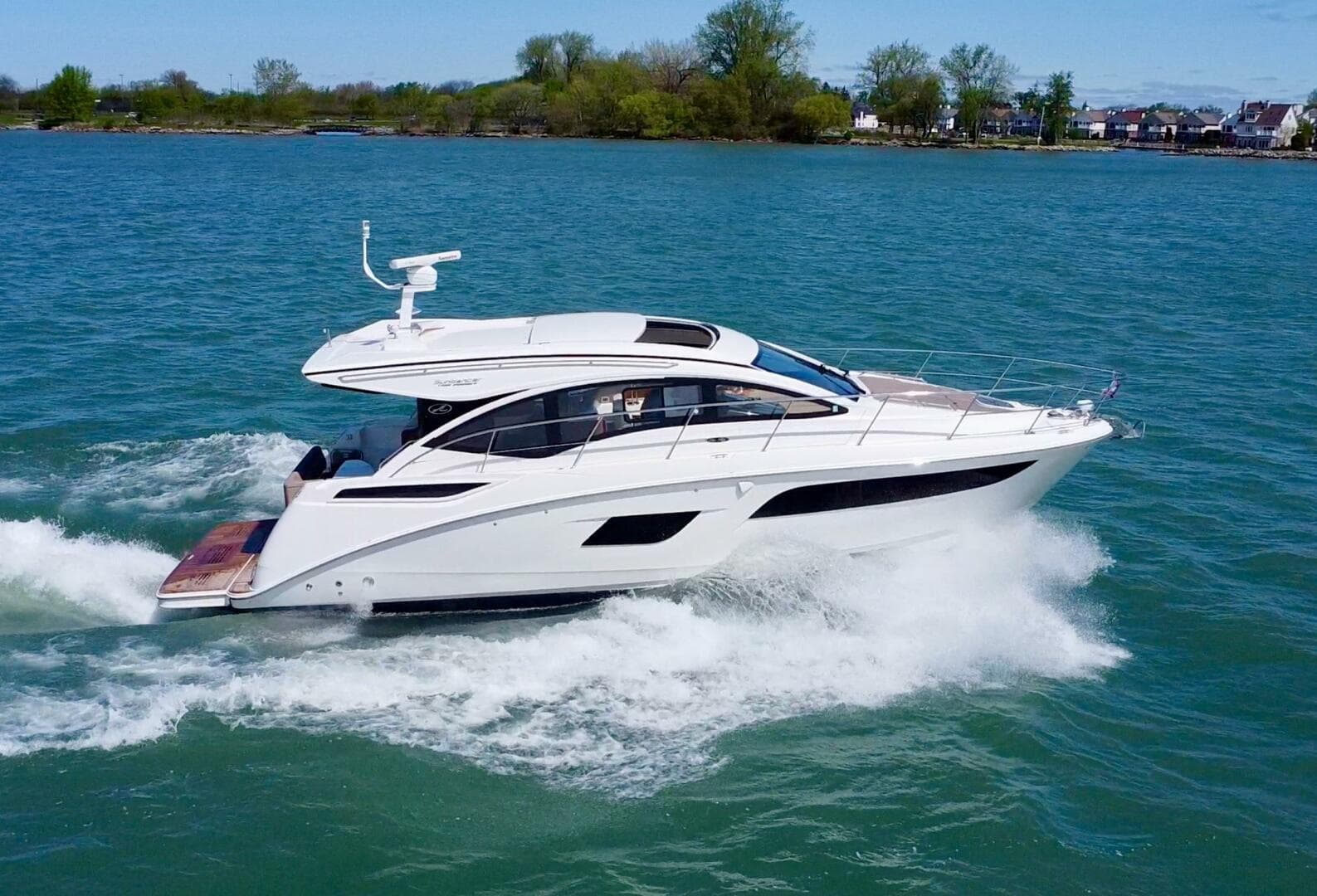 2017 Sea Ray 400 Sundancer — photo 4