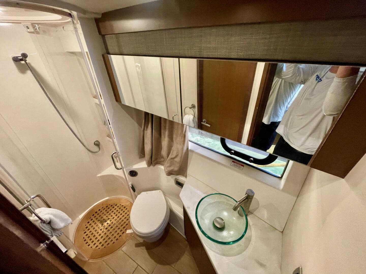 2017 Sea Ray 400 Sundancer — photo 56