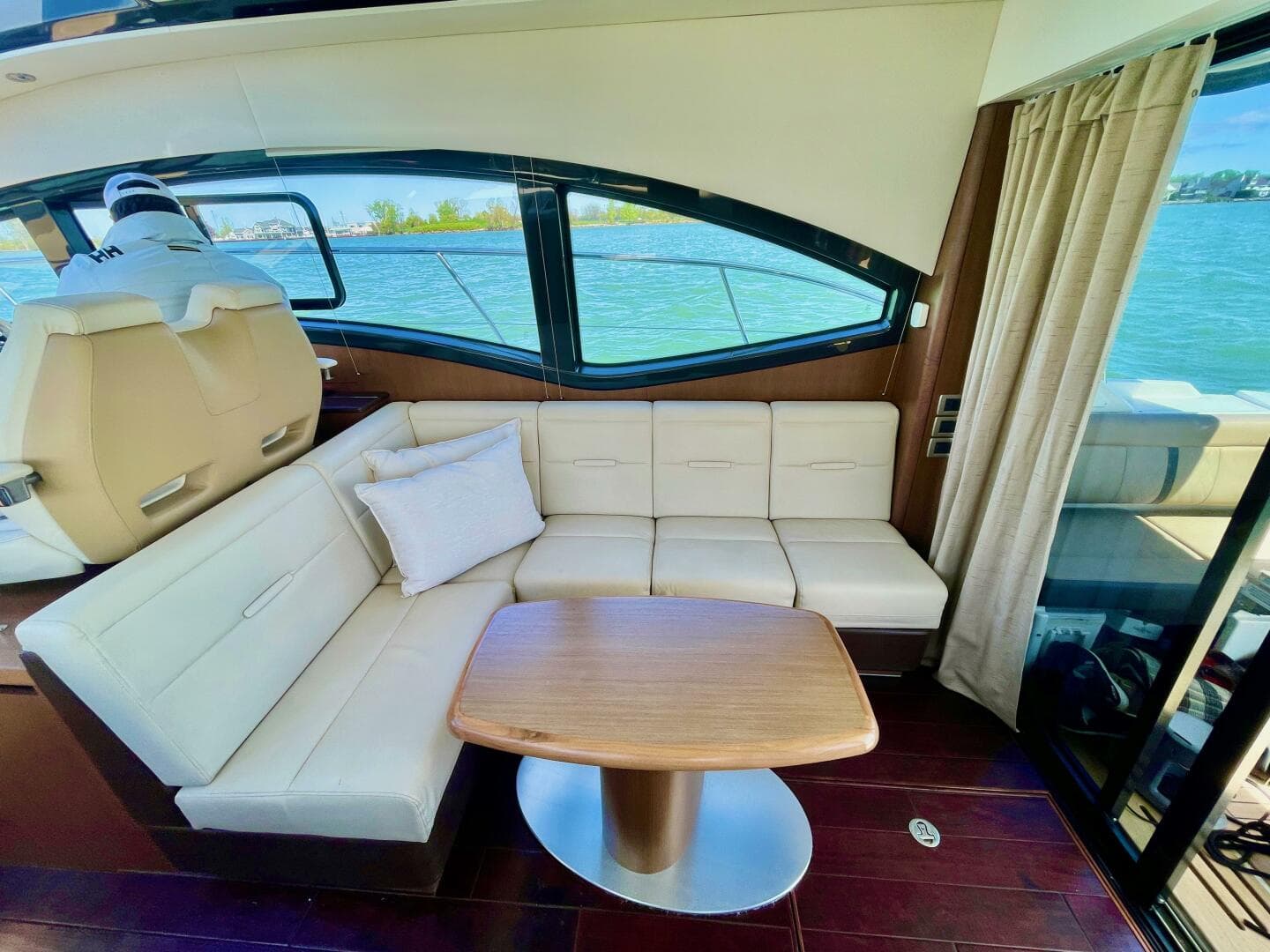 2017 Sea Ray 400 Sundancer — photo 28