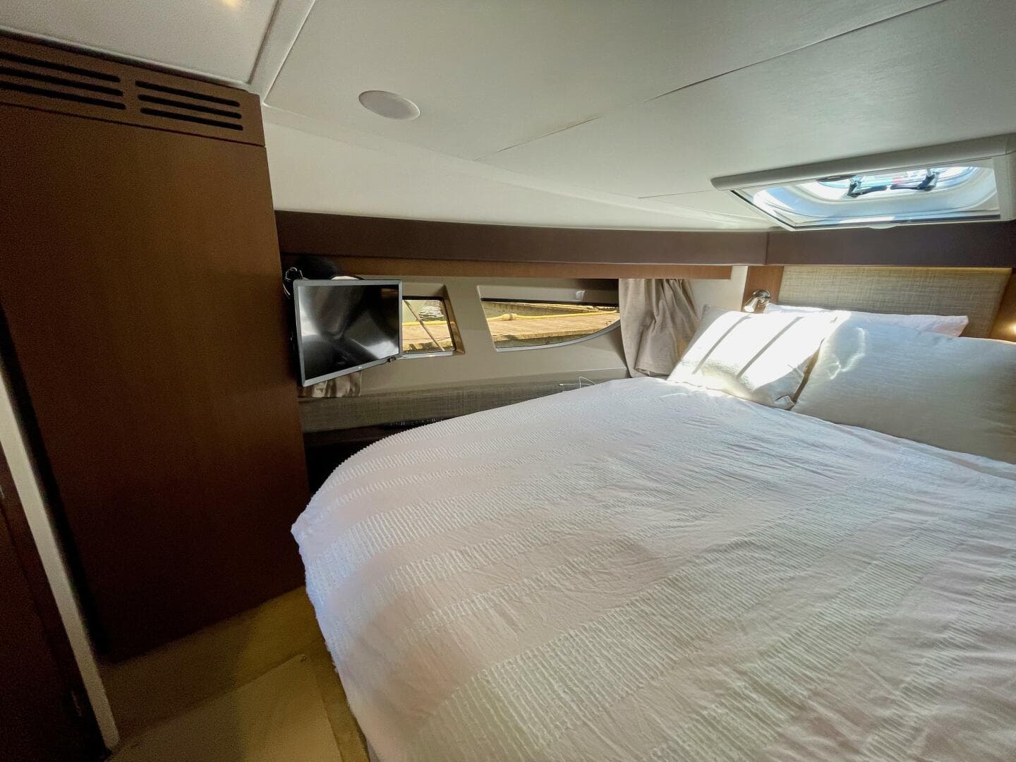 2017 Sea Ray 400 Sundancer — photo 50