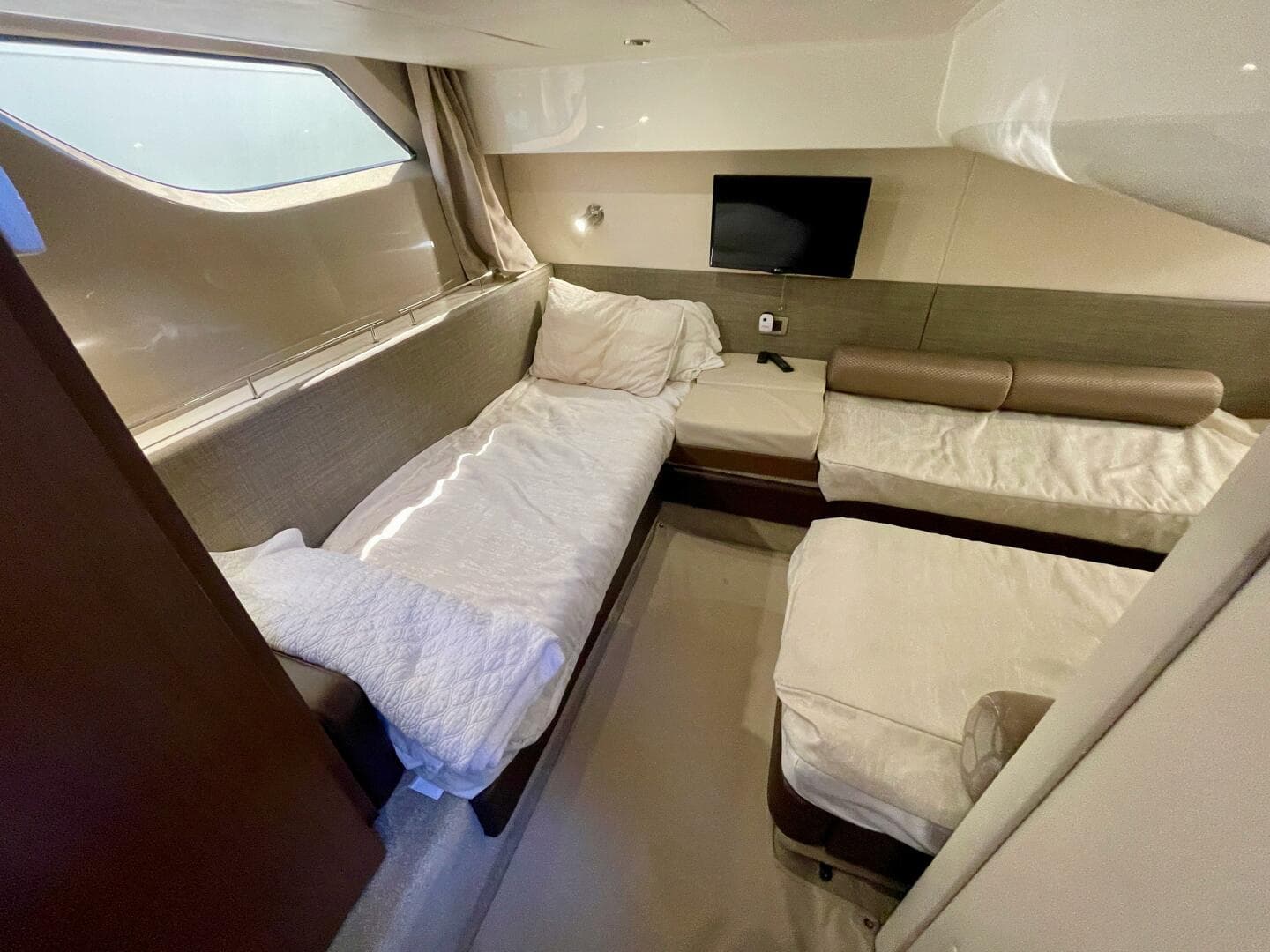 2017 Sea Ray 400 Sundancer — photo 60