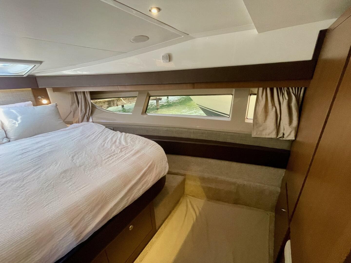 2017 Sea Ray 400 Sundancer — photo 51