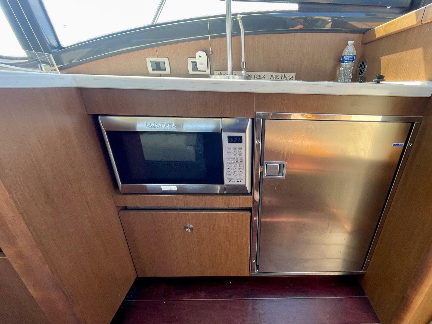 2017 Sea Ray 400 Sundancer — photo 34