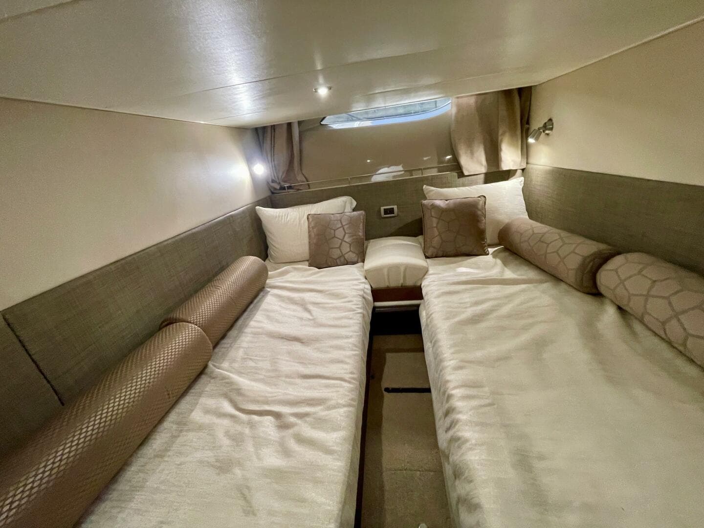 2017 Sea Ray 400 Sundancer — photo 63