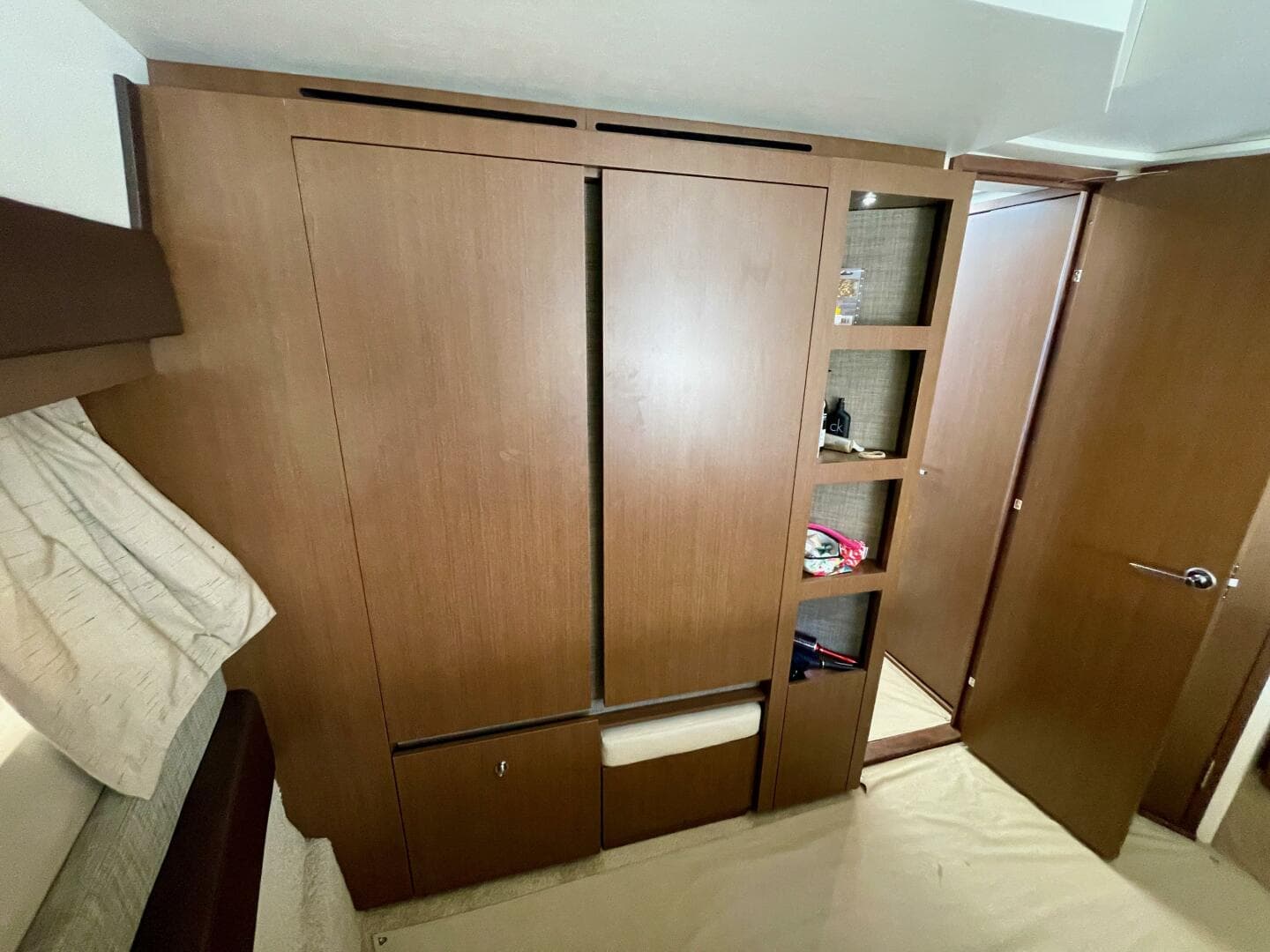 2017 Sea Ray 400 Sundancer — photo 53