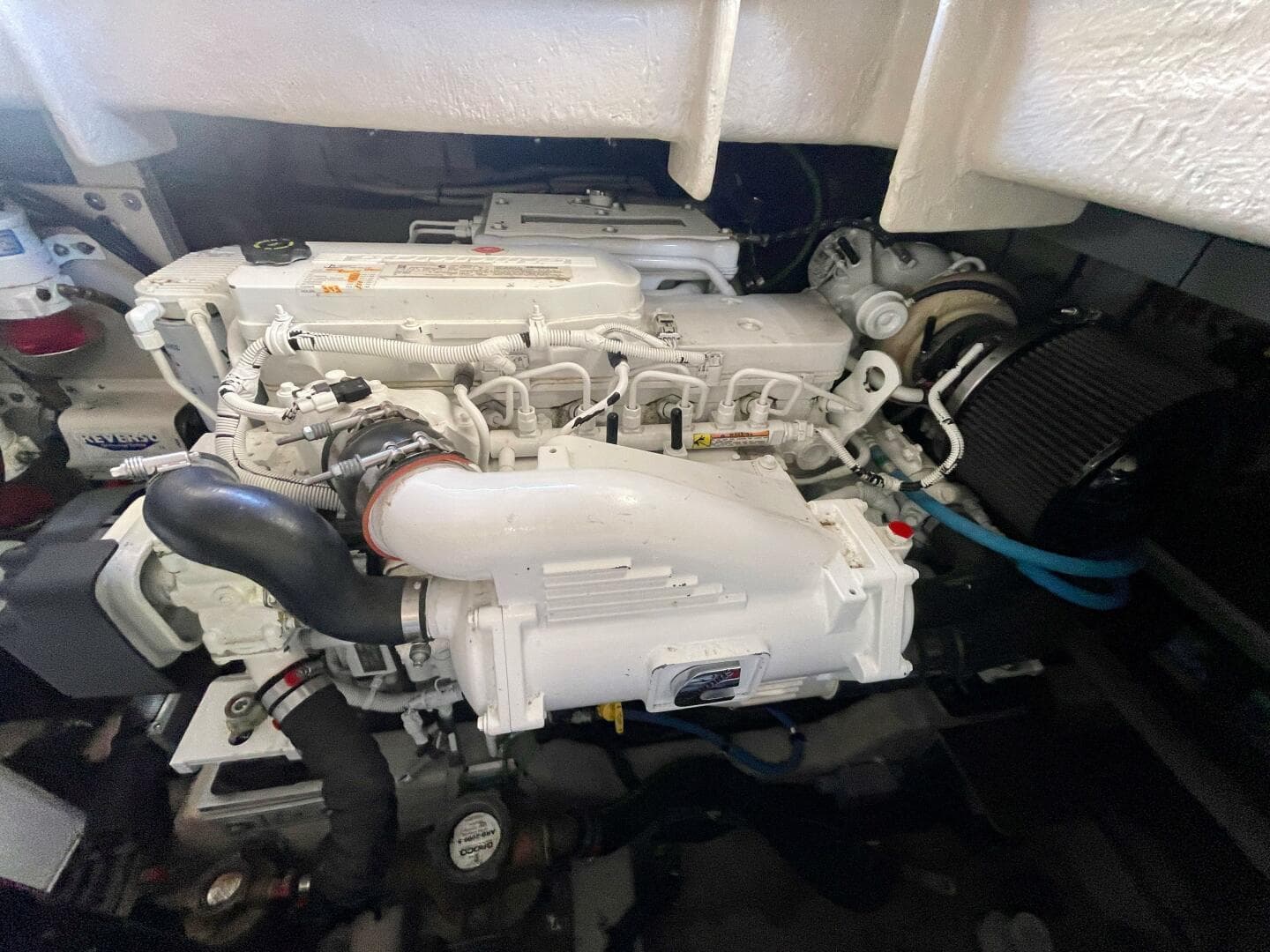 2017 Sea Ray 400 Sundancer — photo 25