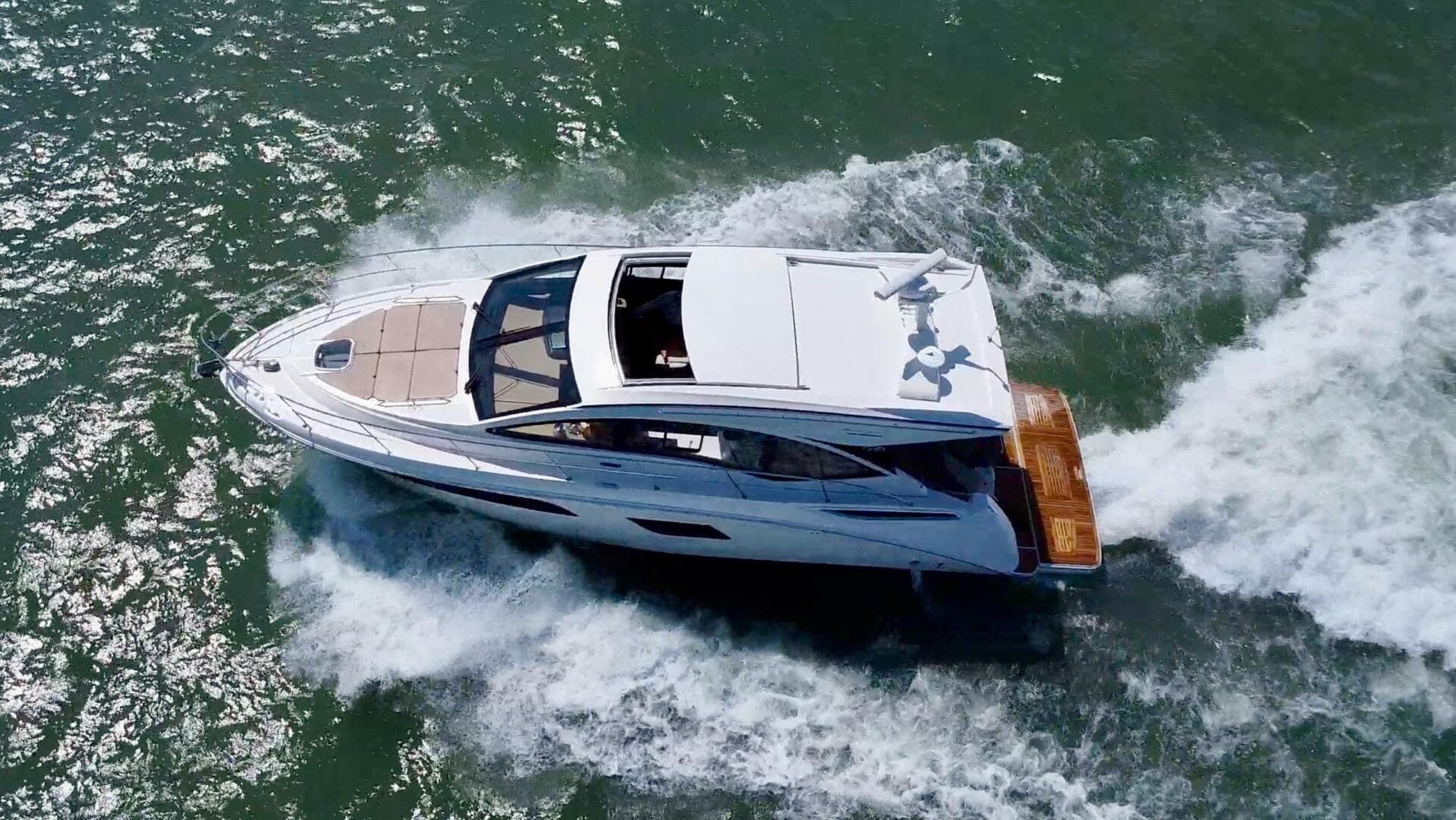 2017 Sea Ray 400 Sundancer — photo 9