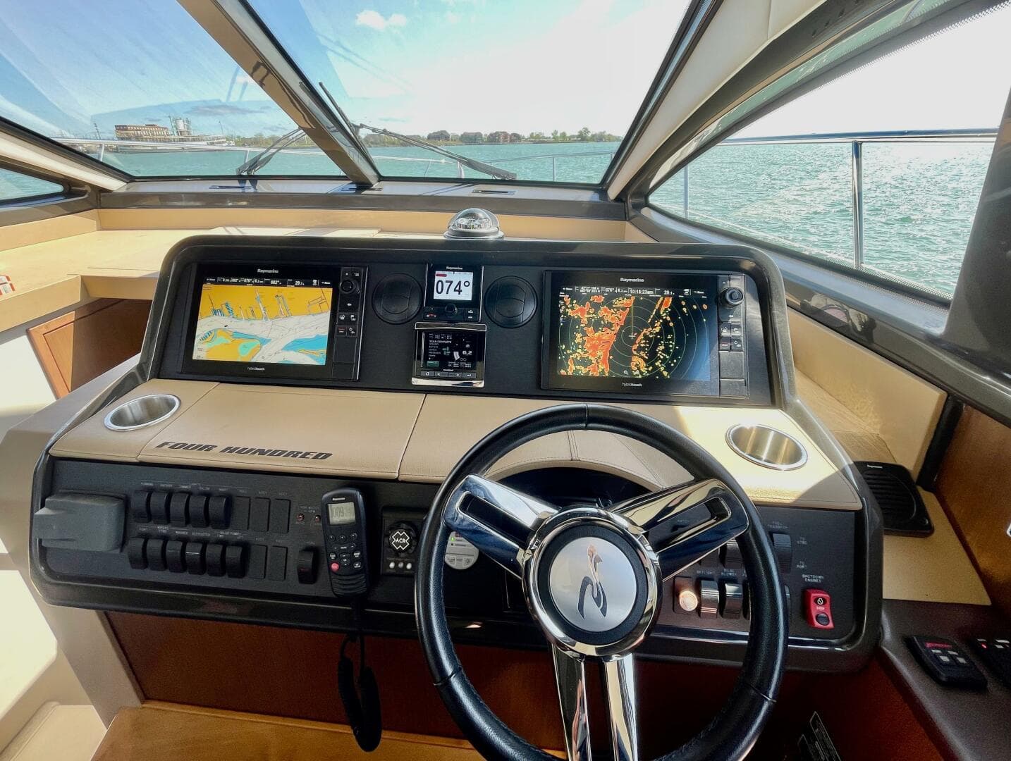 2017 Sea Ray 400 Sundancer — photo 40