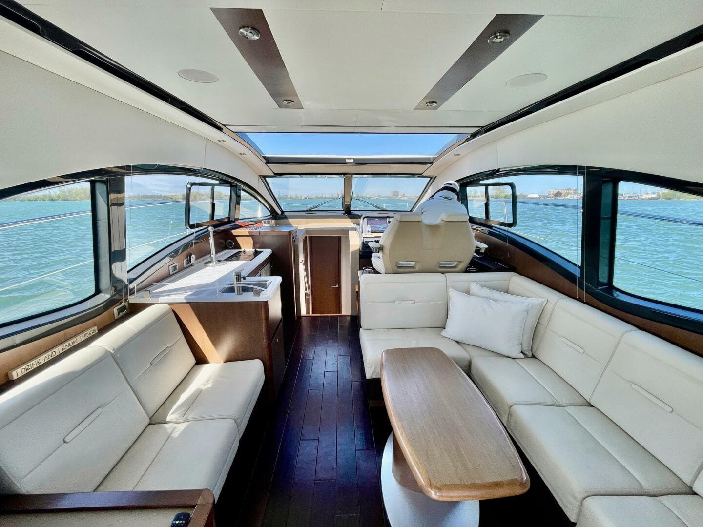 2017 Sea Ray 400 Sundancer — photo 27