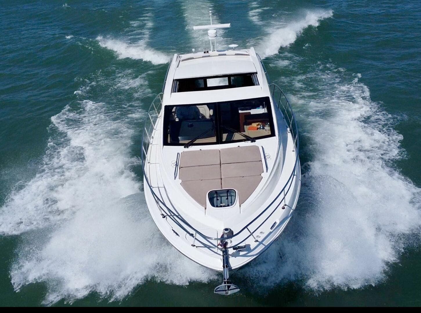 2017 Sea Ray 400 Sundancer — photo 11