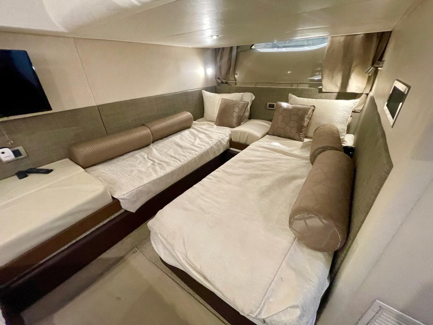 2017 Sea Ray 400 Sundancer — photo 54