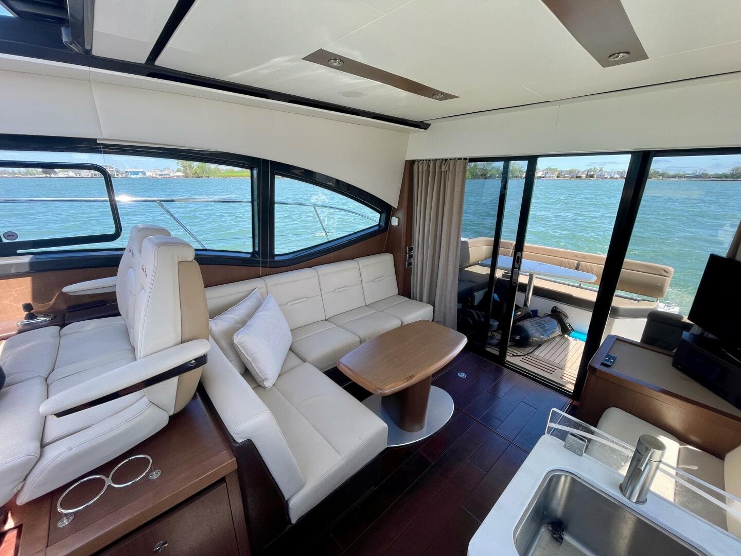 2017 Sea Ray 400 Sundancer — photo 31