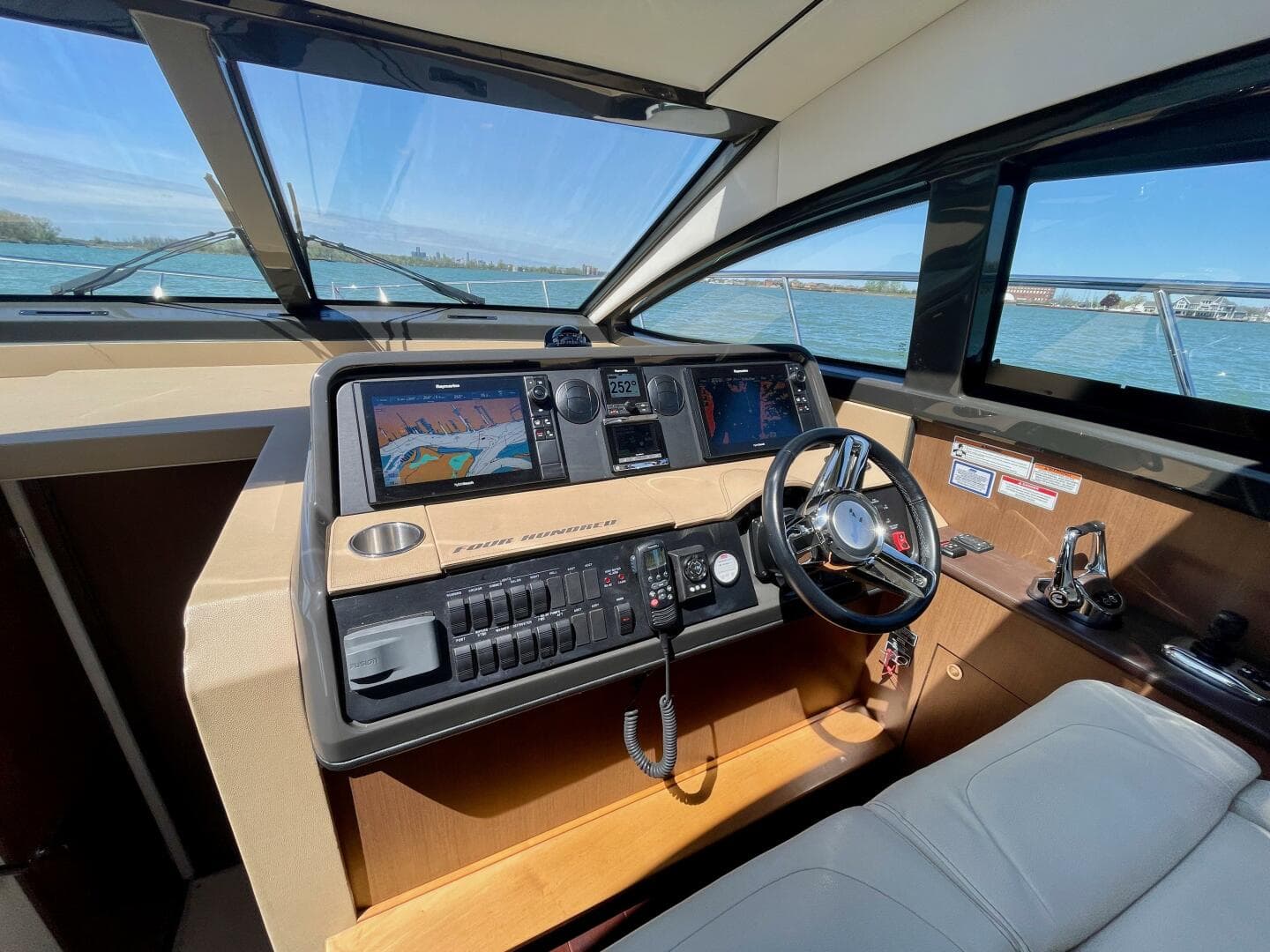 2017 Sea Ray 400 Sundancer — photo 39