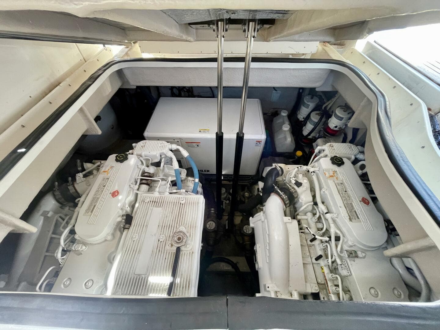 2017 Sea Ray 400 Sundancer — photo 23