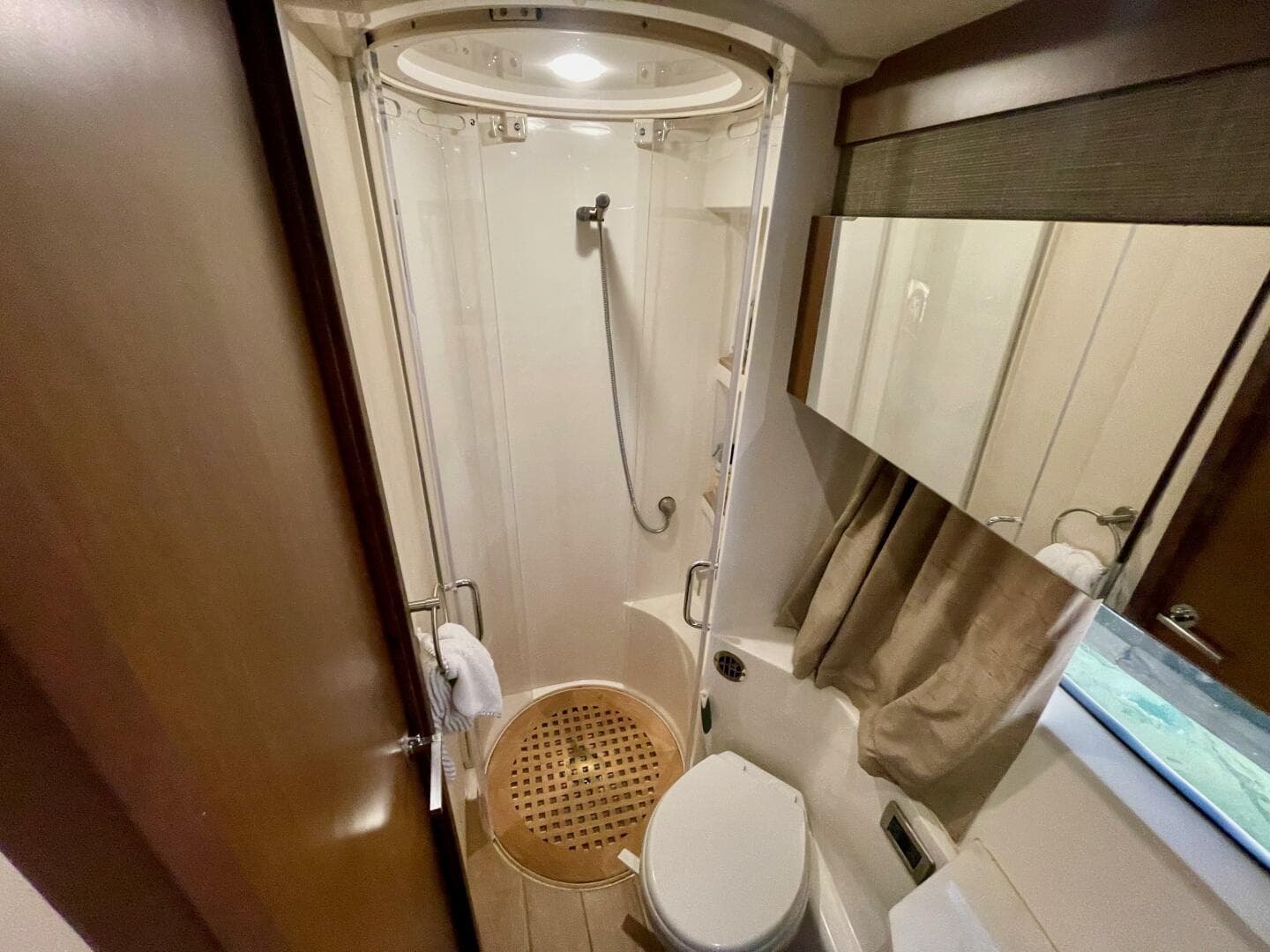 2017 Sea Ray 400 Sundancer — photo 59