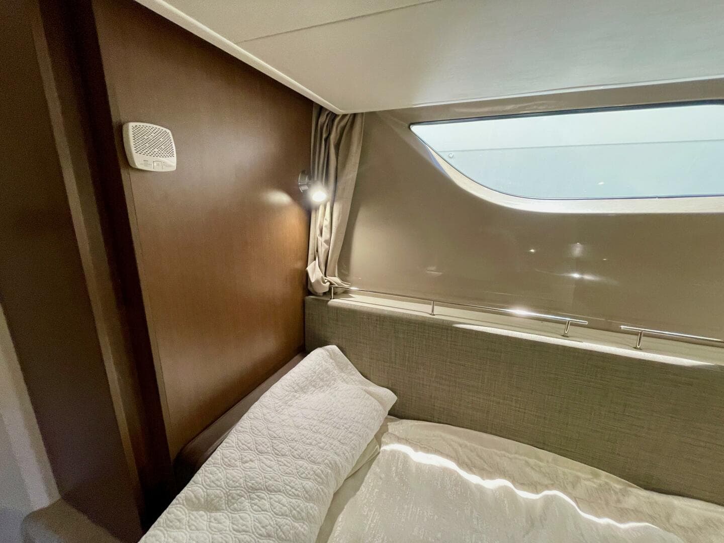 2017 Sea Ray 400 Sundancer — photo 61