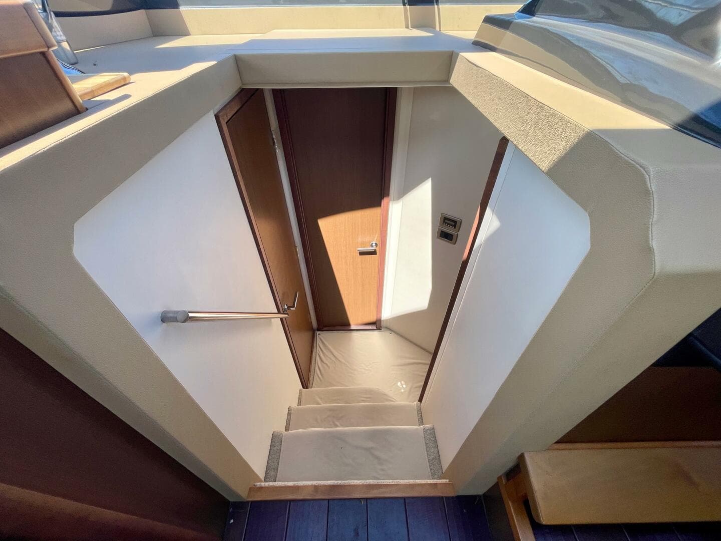 2017 Sea Ray 400 Sundancer — photo 47