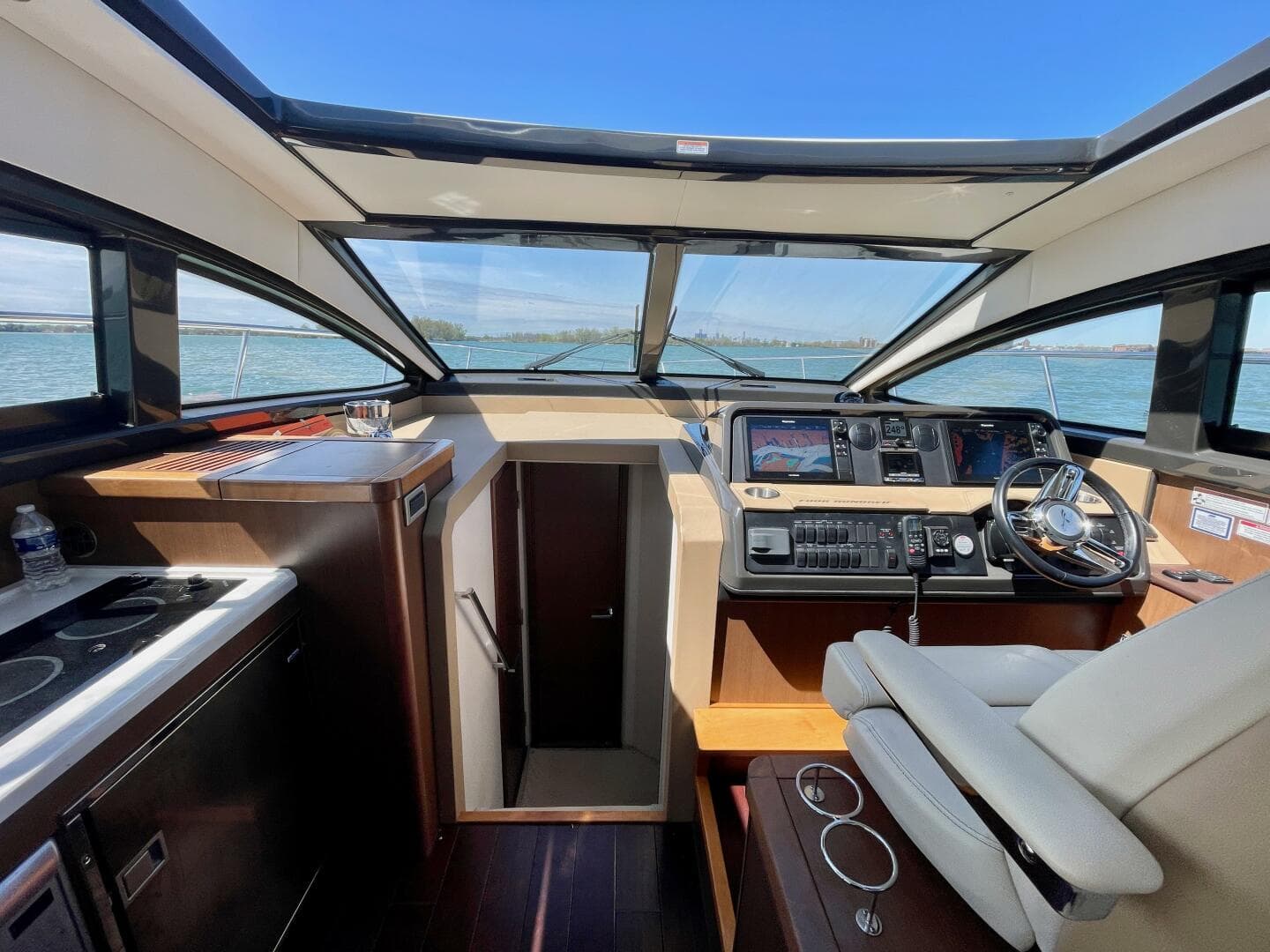 2017 Sea Ray 400 Sundancer — photo 35