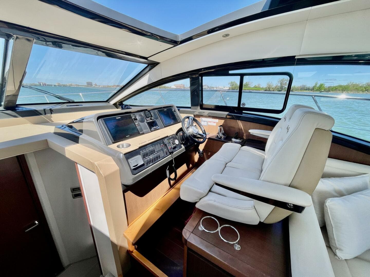 2017 Sea Ray 400 Sundancer — photo 37