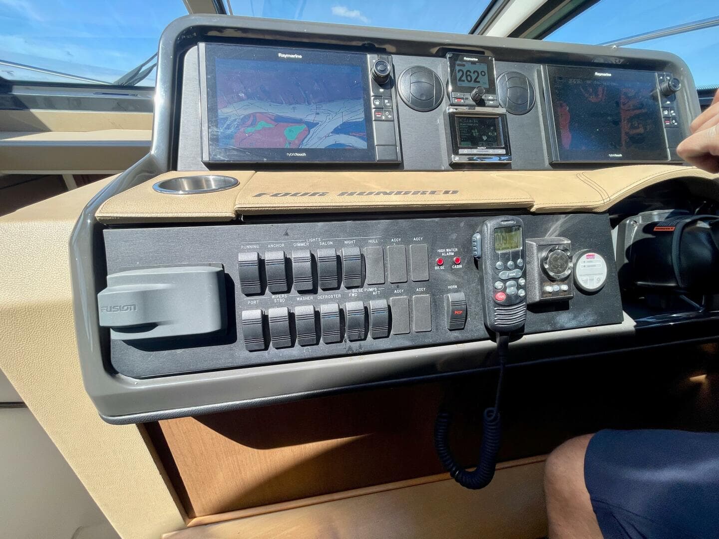 2017 Sea Ray 400 Sundancer — photo 44