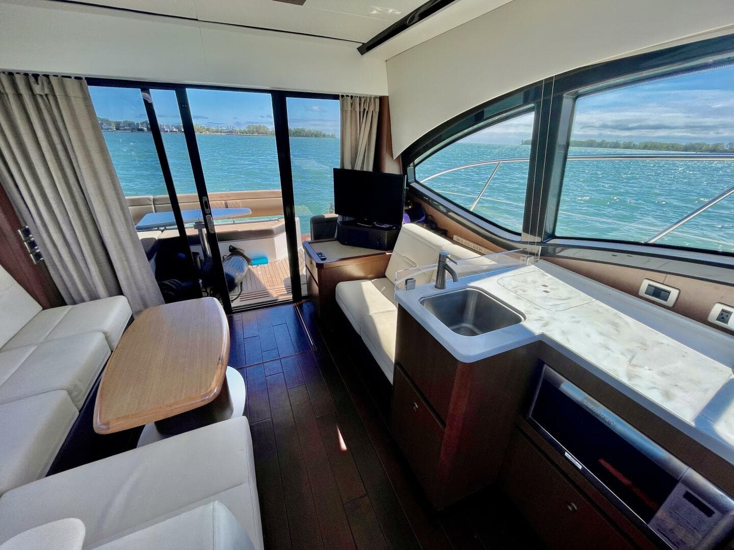 2017 Sea Ray 400 Sundancer — photo 32