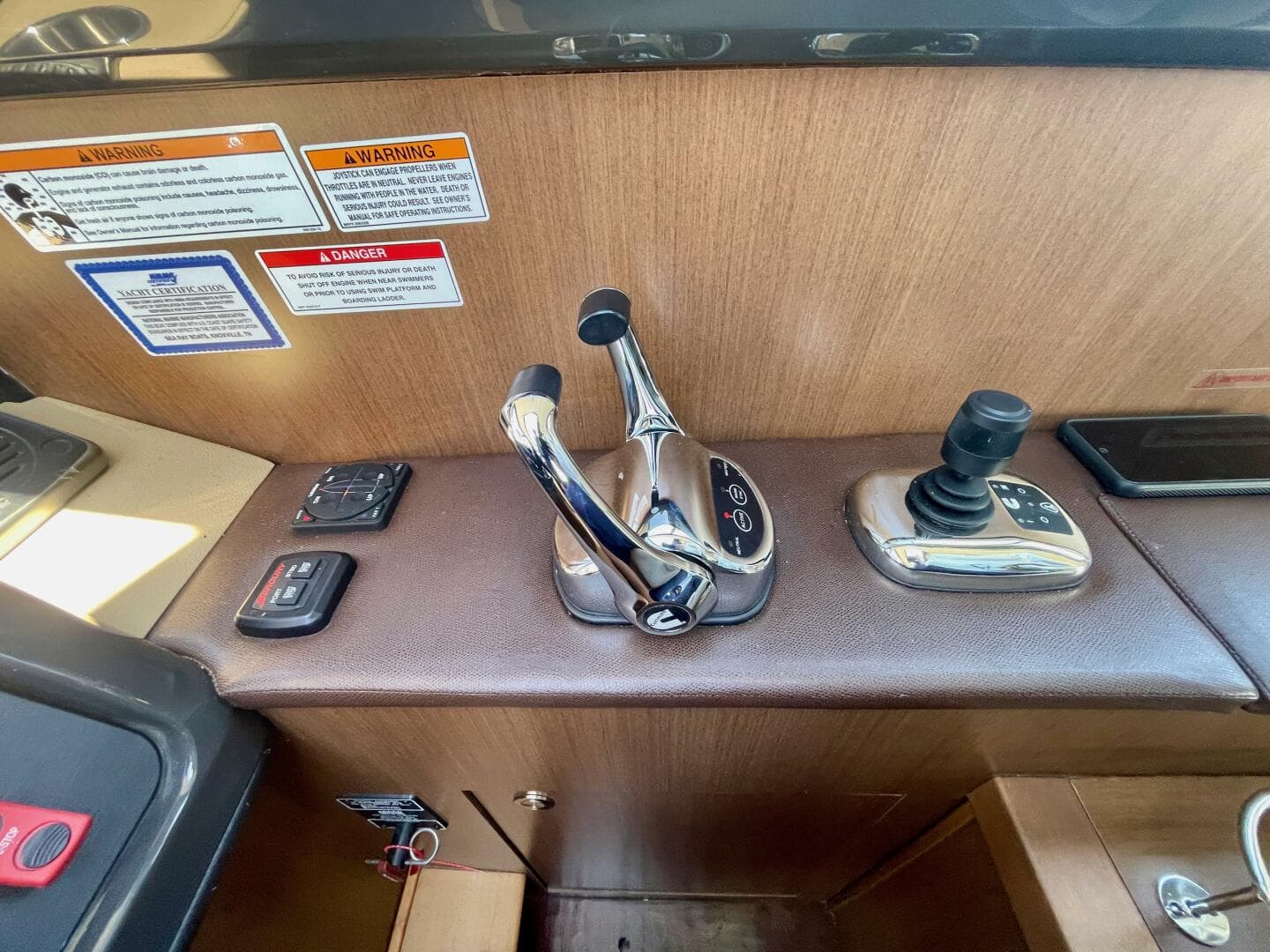 2017 Sea Ray 400 Sundancer — photo 46