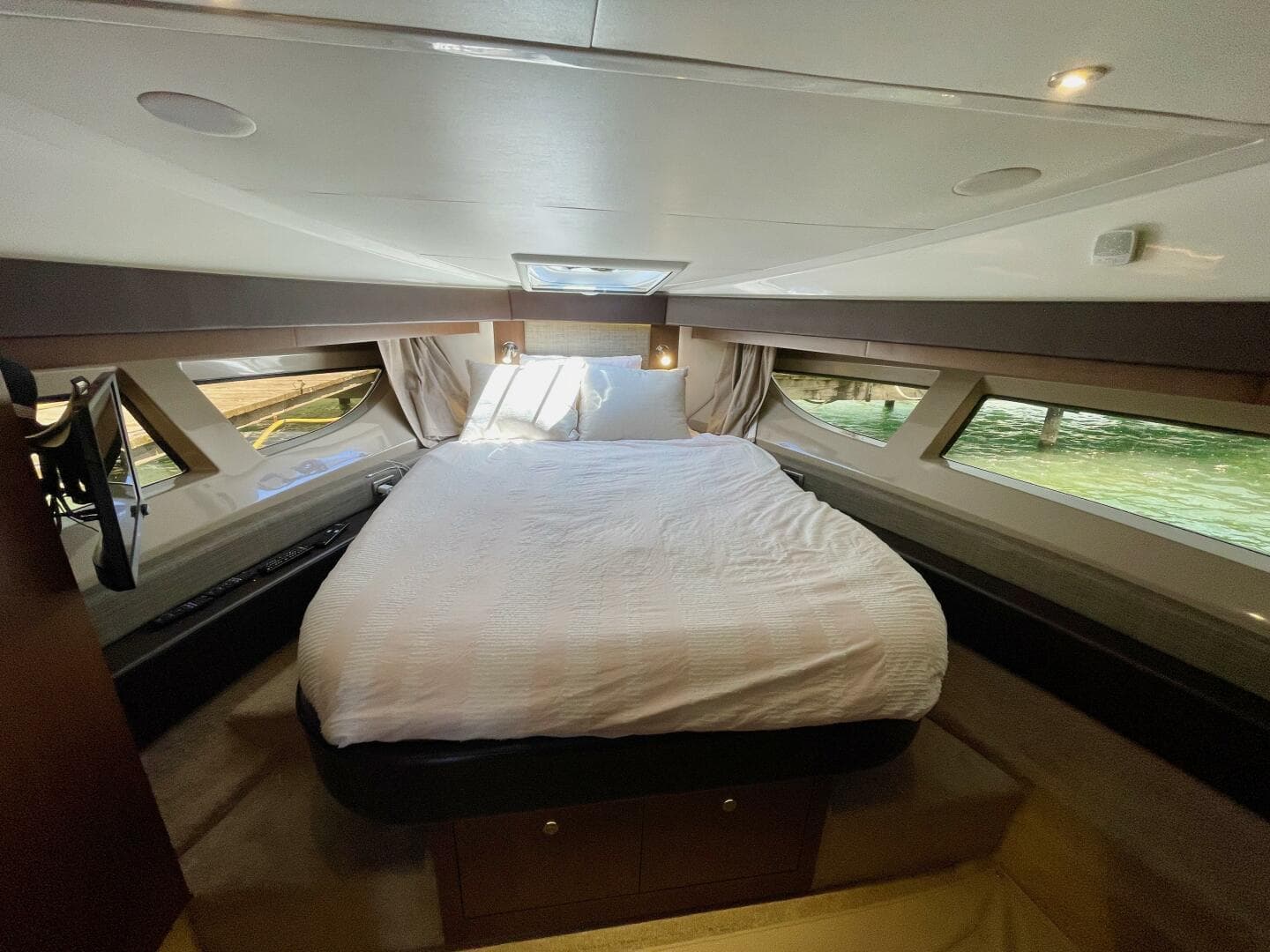 2017 Sea Ray 400 Sundancer — photo 49