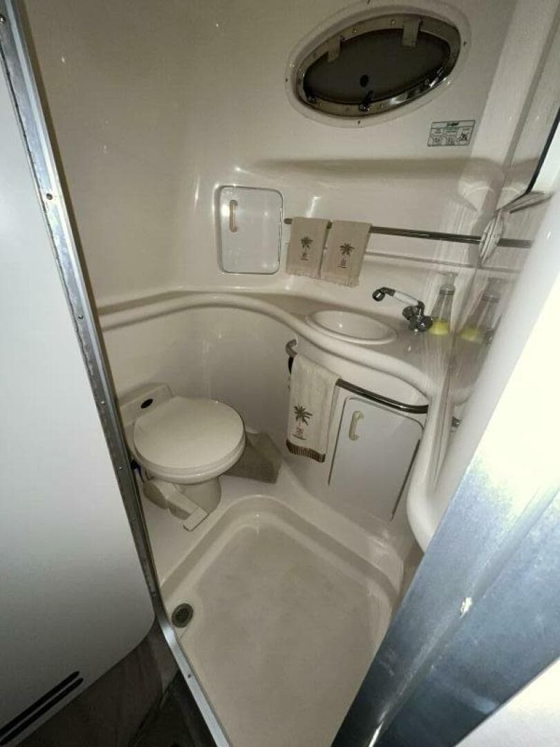 1996 Sea Ray 330 Sundancer — photo 33