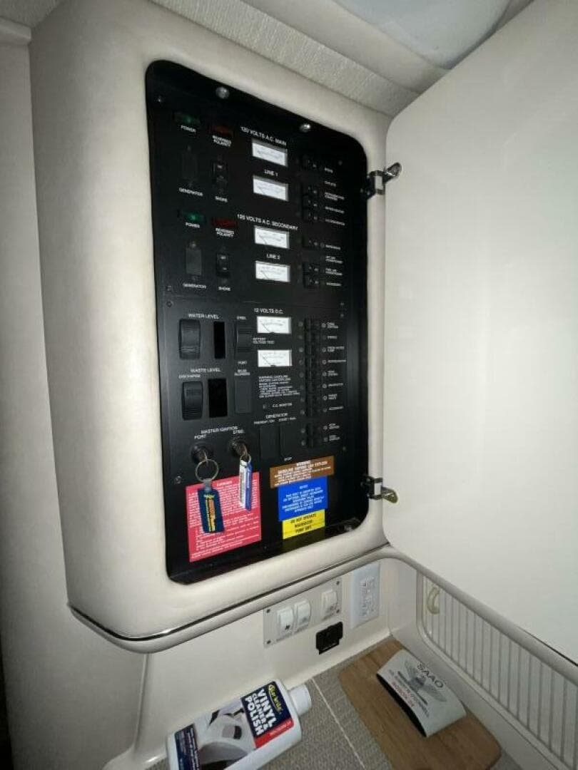 1996 Sea Ray 330 Sundancer — photo 36