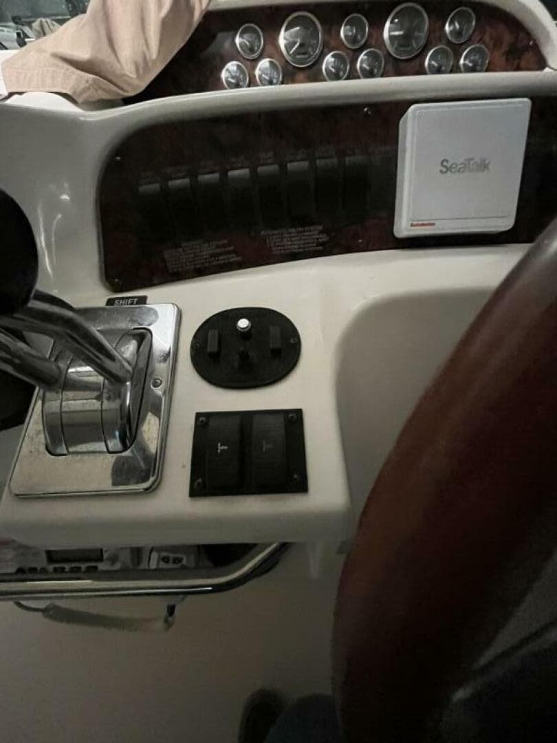 1996 Sea Ray 330 Sundancer — photo 14