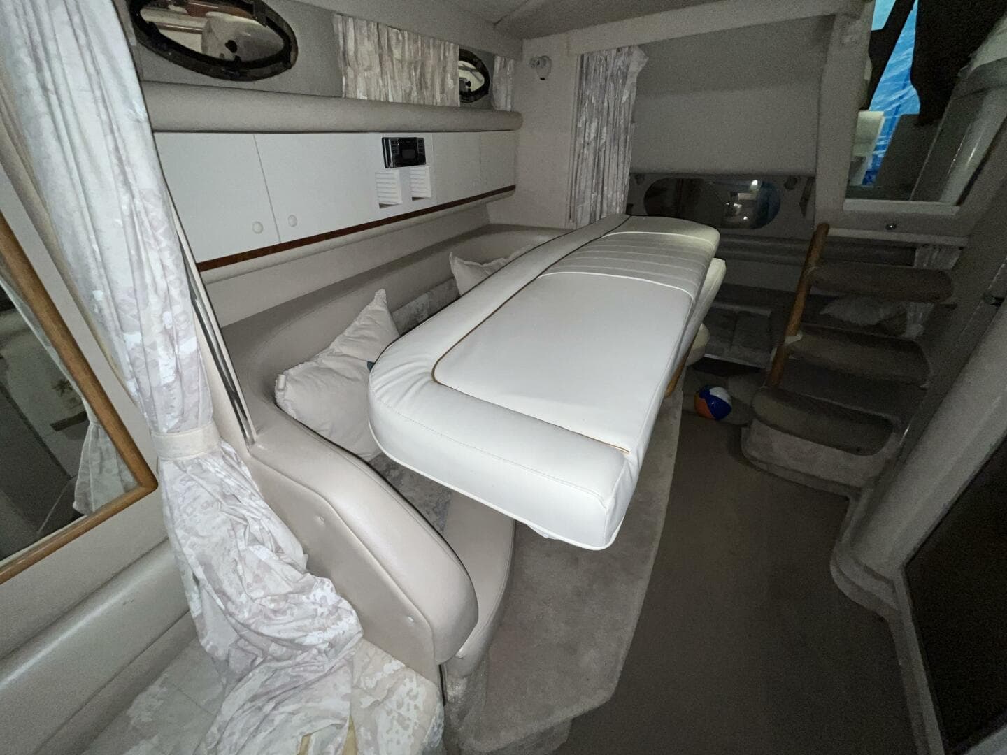1996 Sea Ray 330 Sundancer — photo 28