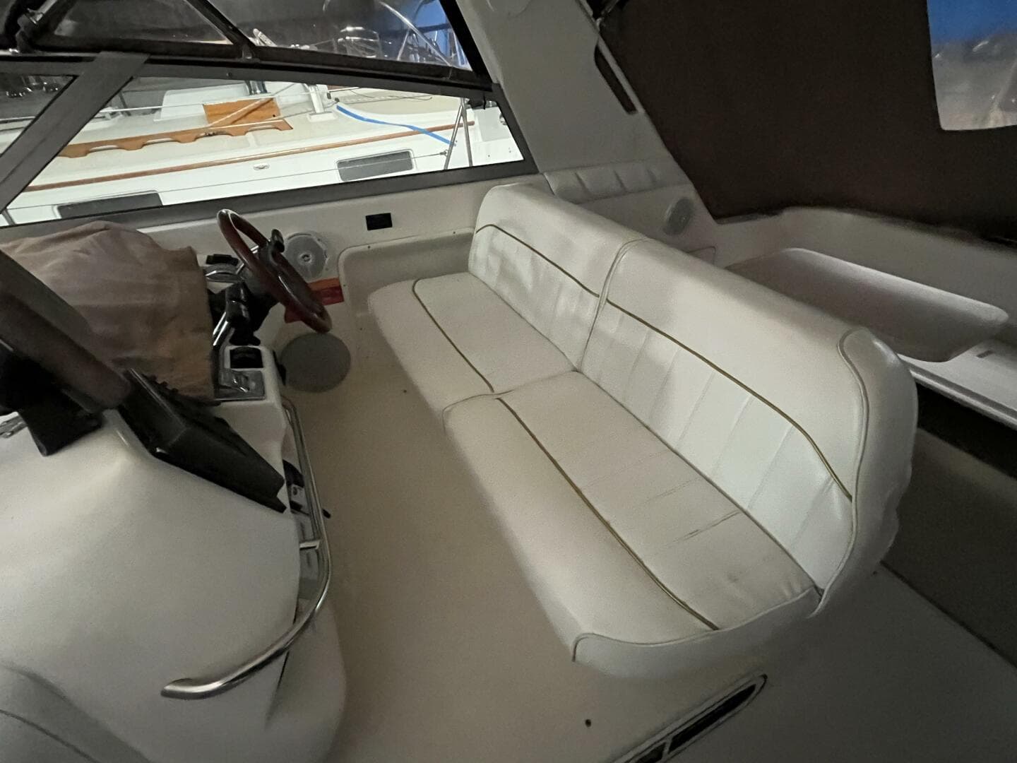 1996 Sea Ray 330 Sundancer — photo 22