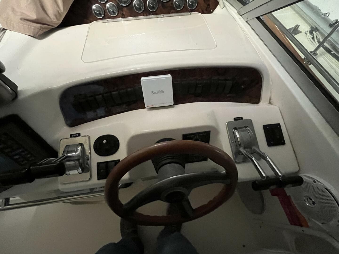1996 Sea Ray 330 Sundancer — photo 13