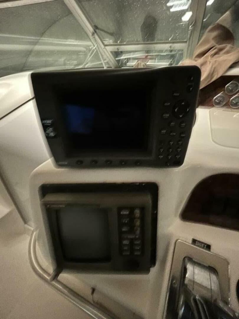 1996 Sea Ray 330 Sundancer — photo 18