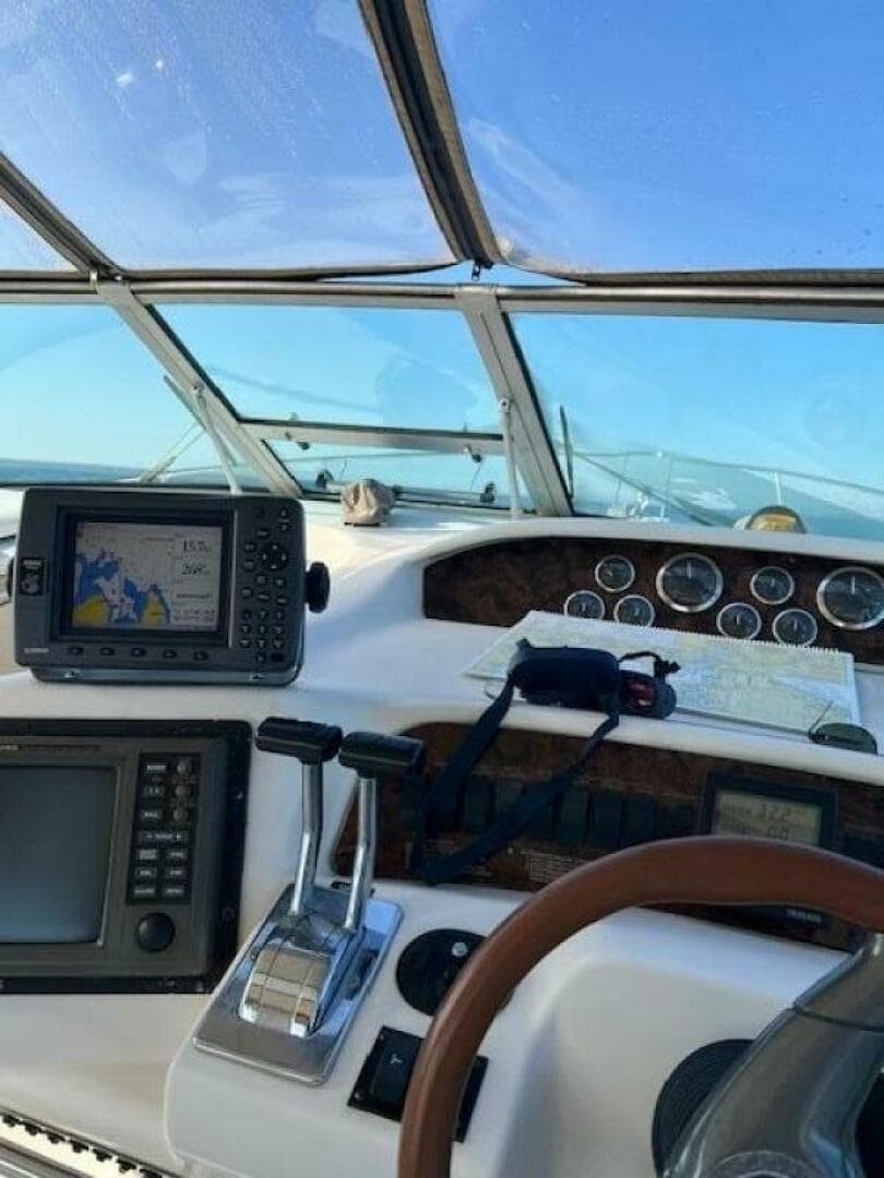 1996 Sea Ray 330 Sundancer — photo 12