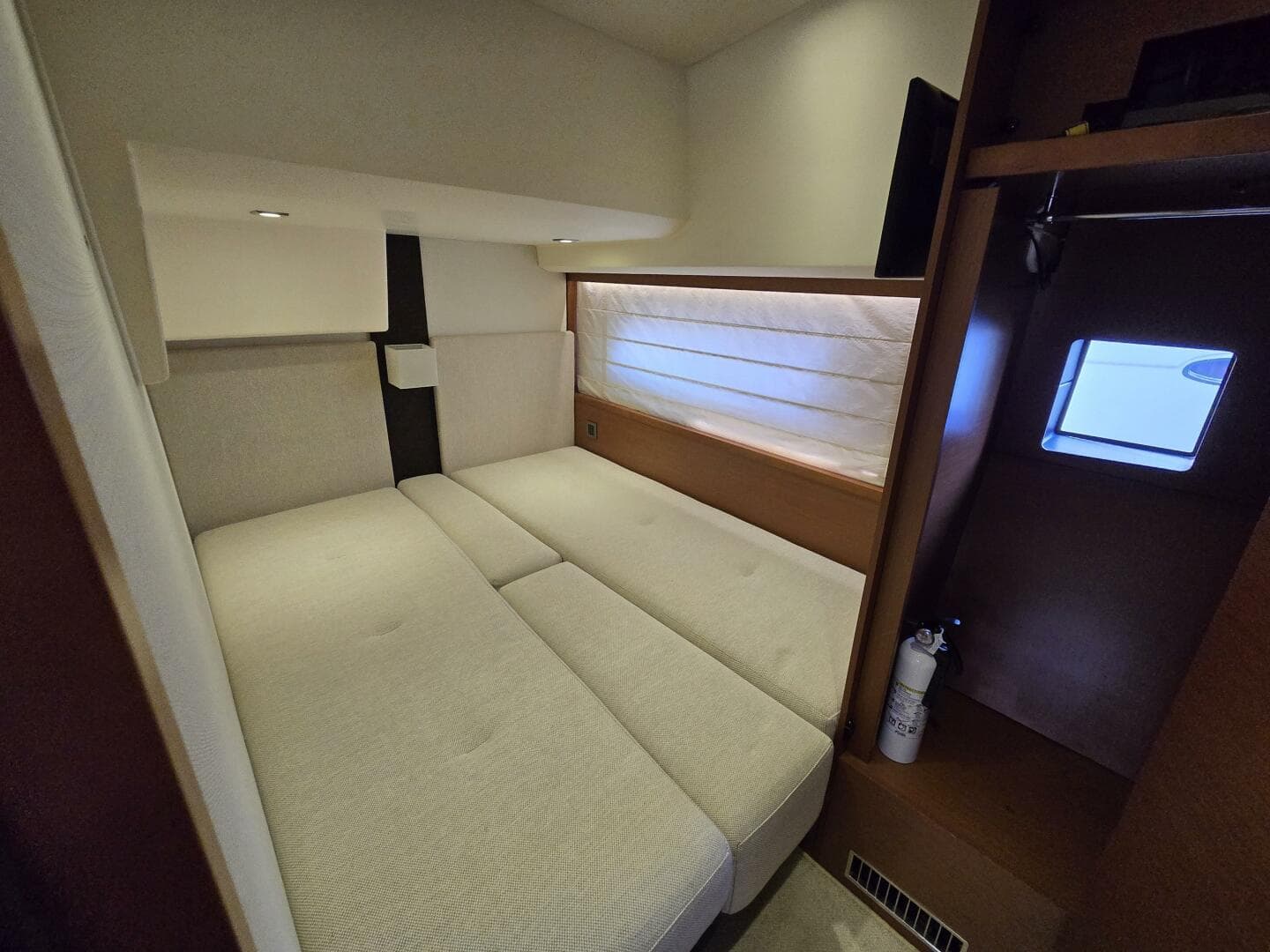 2013 Prestige 500 — photo 29