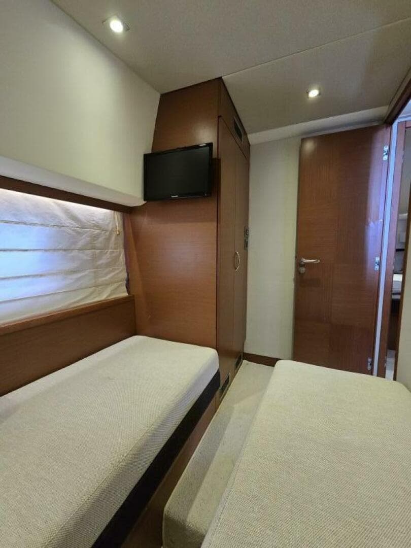 2013 Prestige 500 — photo 31