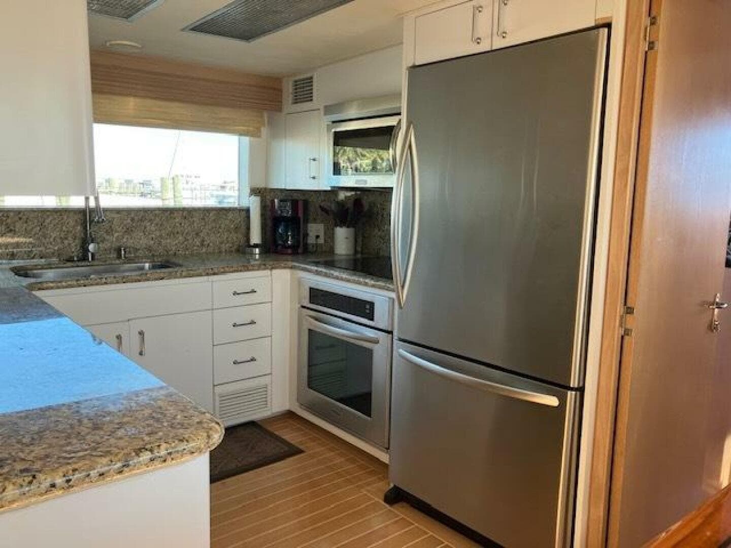 1996 Hatteras Sport Deck — photo 20