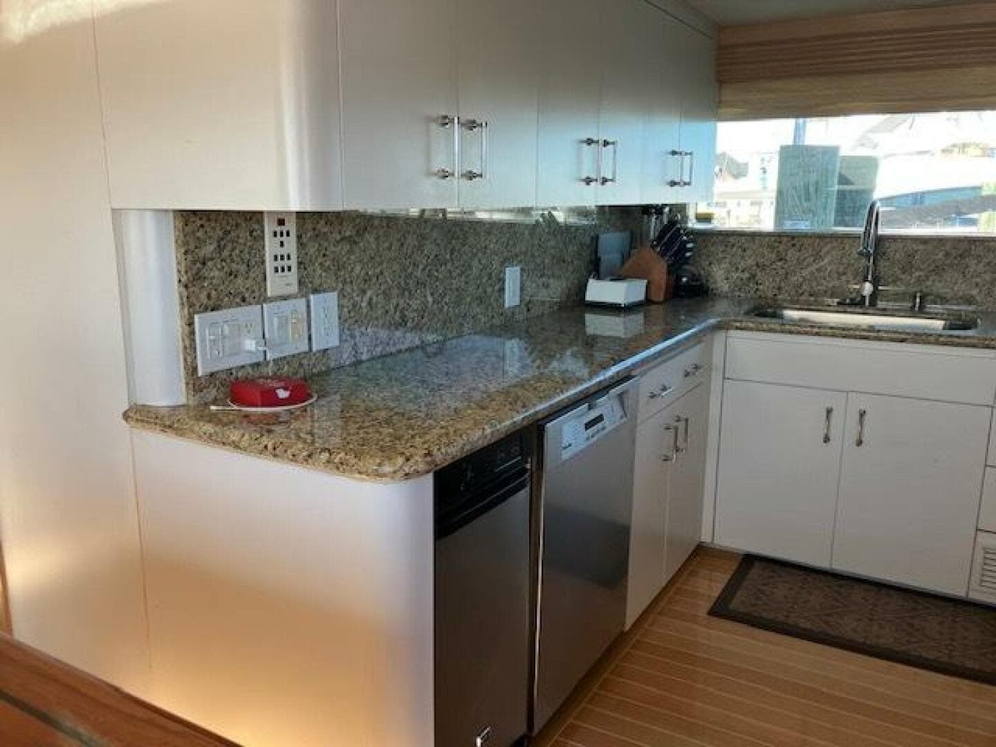 1996 Hatteras Sport Deck — photo 18