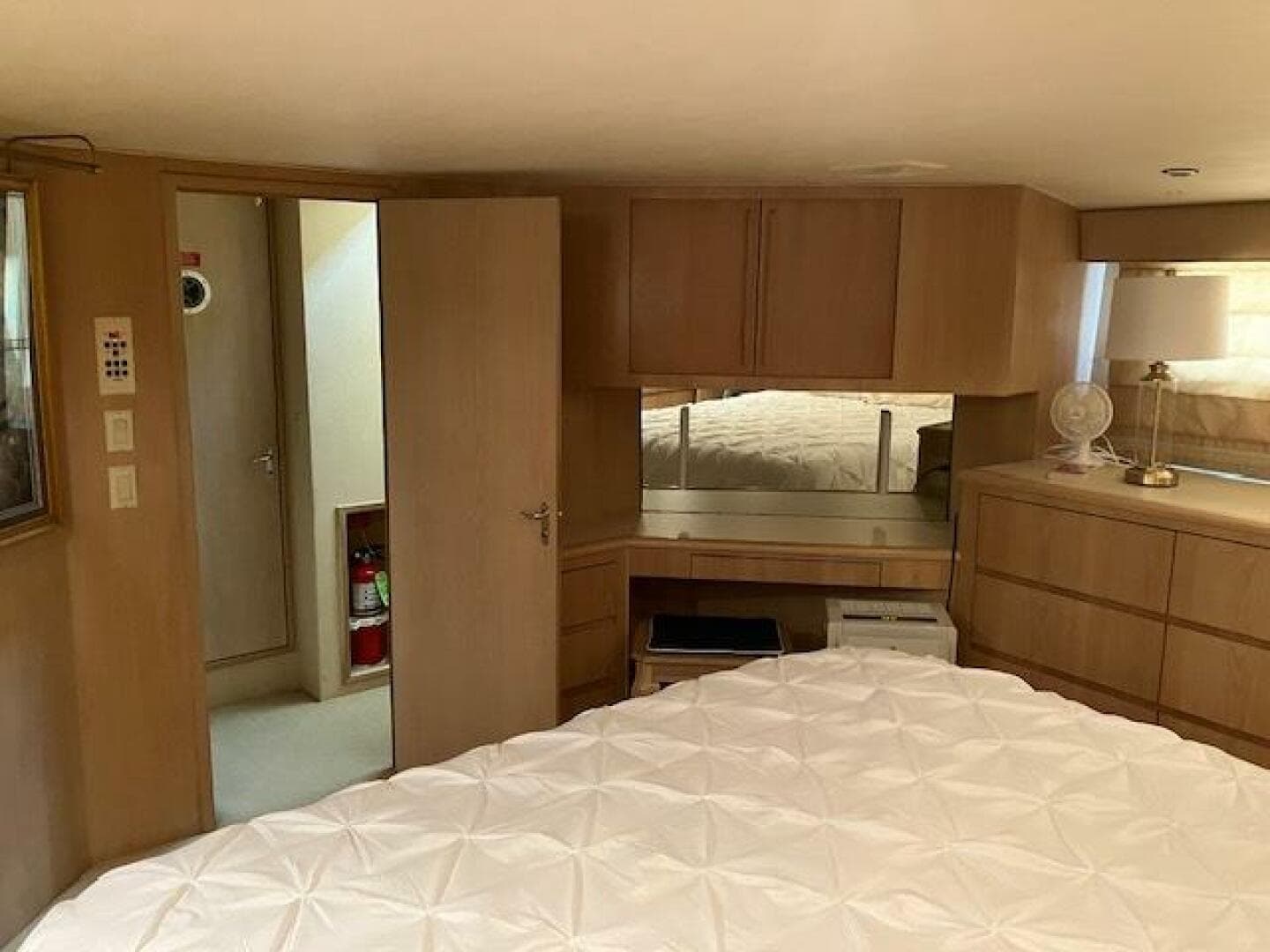 1996 Hatteras Sport Deck — photo 26