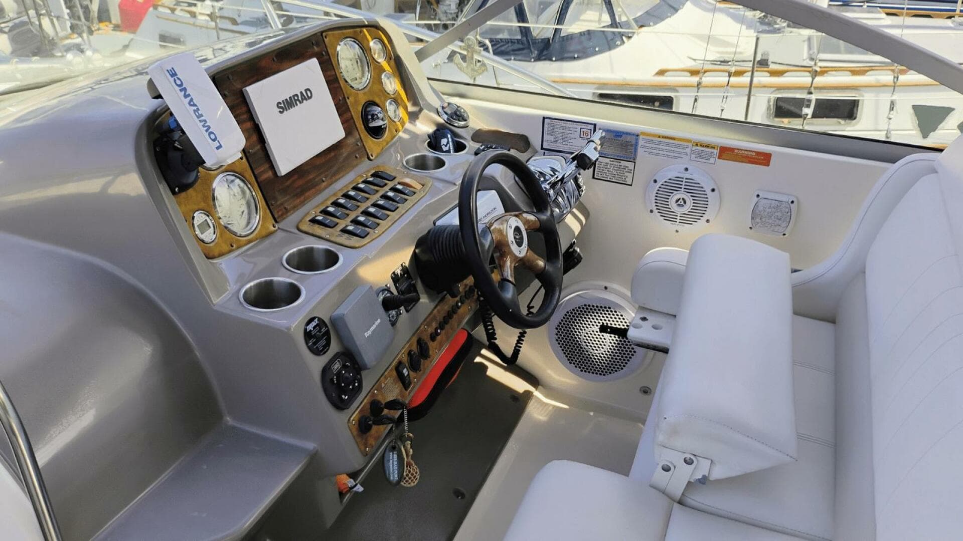 2005 Rinker 390 — photo 9